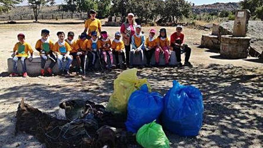 Integrantes del grupo de limpieza de basura en Arribes del Duero.