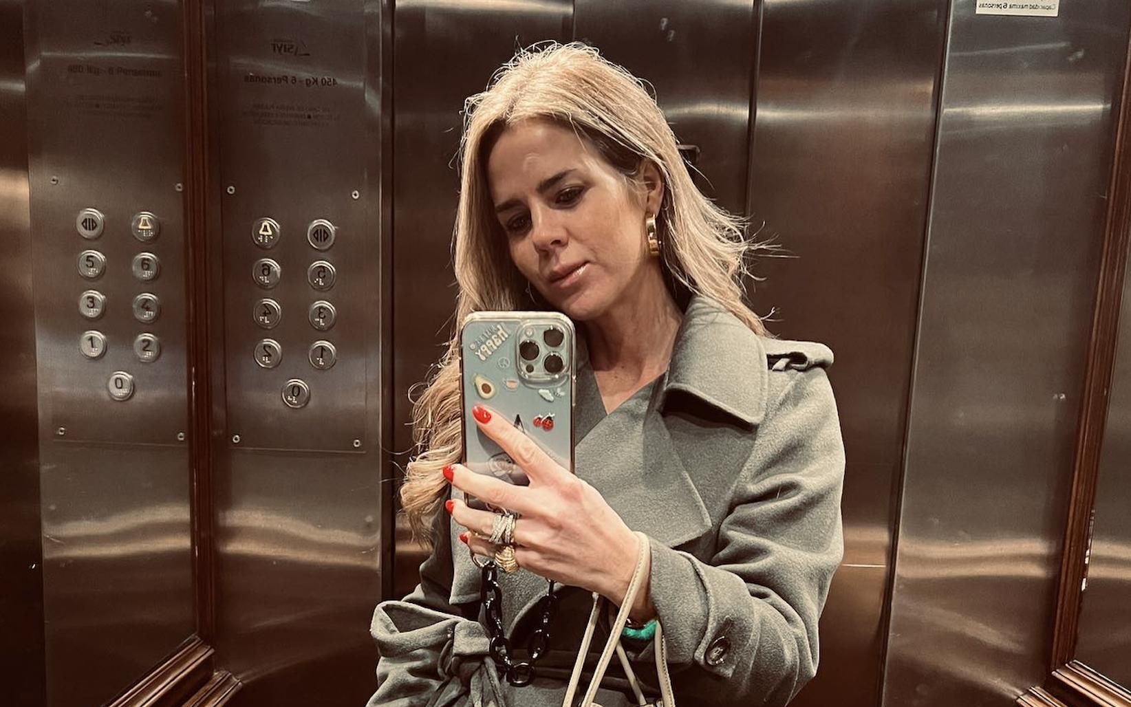 Amelia Bono con abrigo verde en Instagram