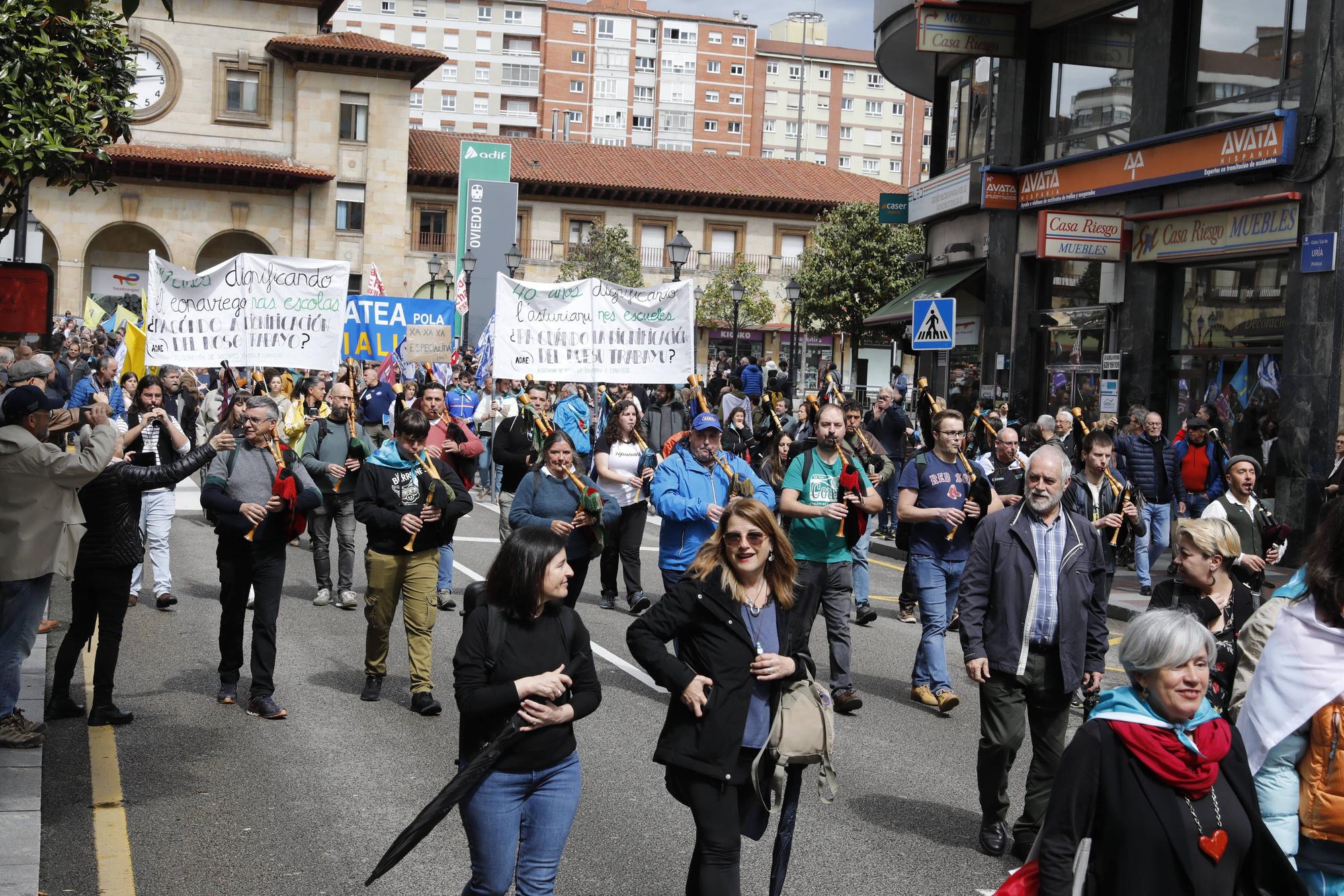 Los partidarios de la oficialidad del asturiano se manifiestan en Oviedo.