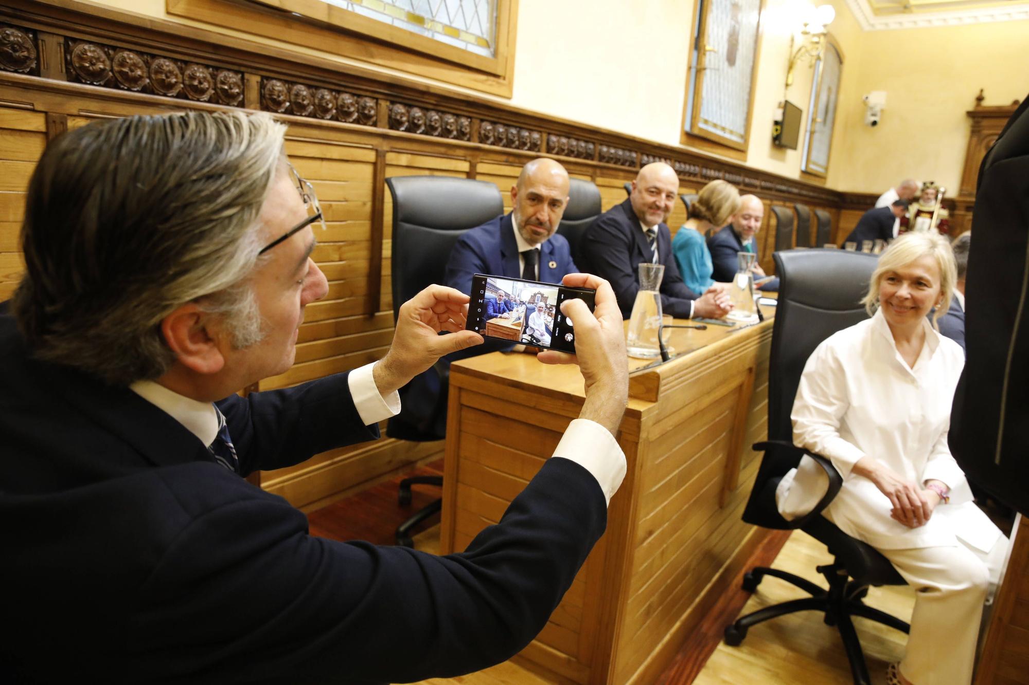 El ambiente en el Ayuntamiento de Gijón en la toma de posesión de Moriyón como Alcaldesa, en imágenes