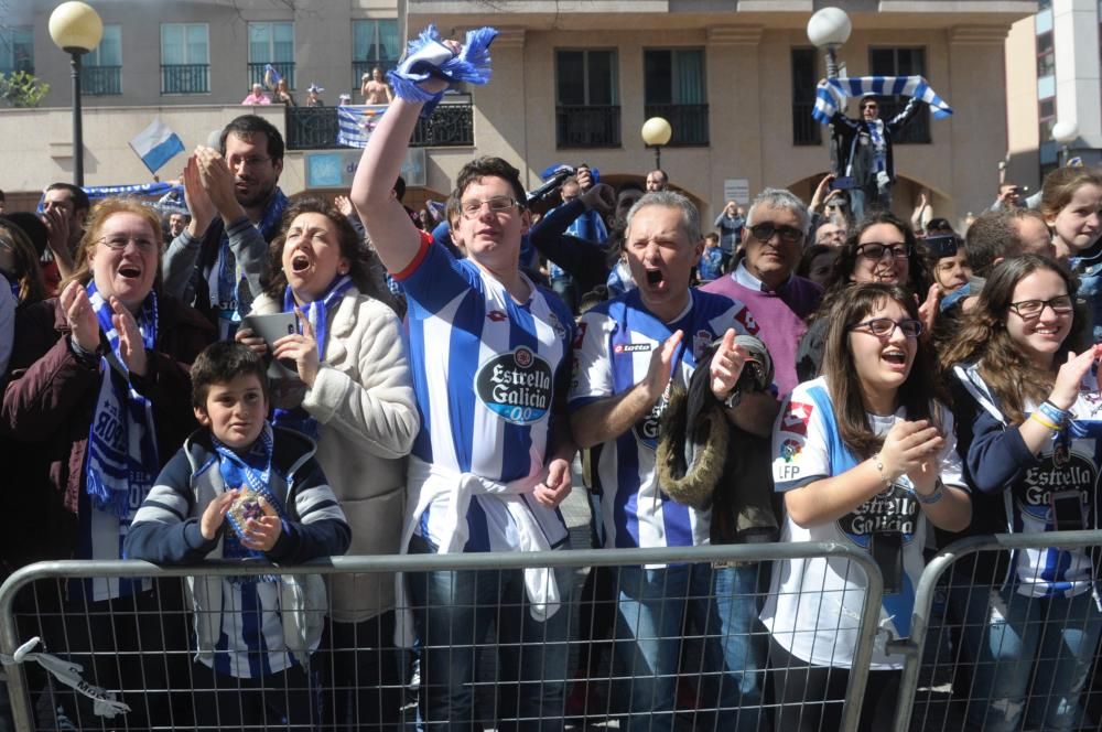 Gran recibimiento al Dépor a su llegada a Riazor