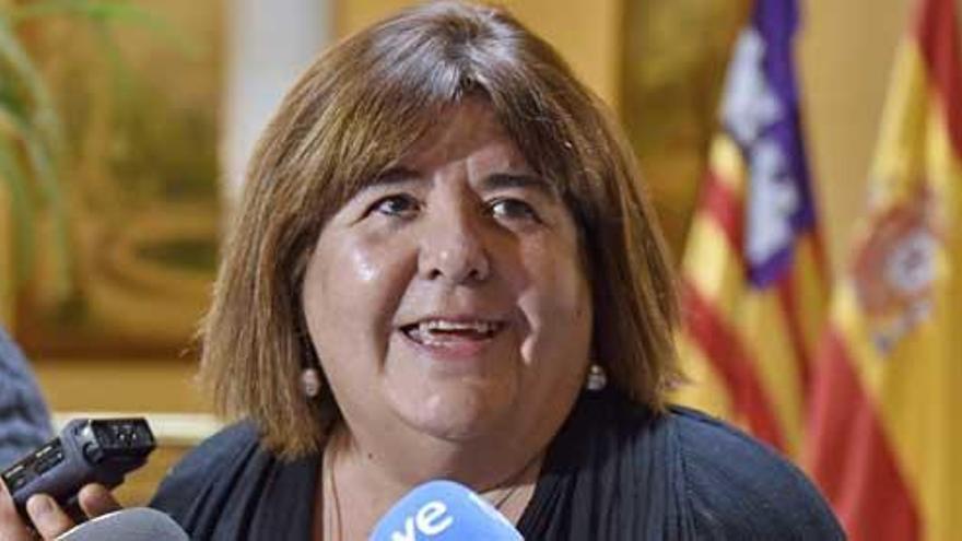 &quot;Quien ha arrojado las sospechas seguramente tiene bastante más que callar&quot;, advirtió ayer la aún presidenta del Parlament, Xelo Huertas.