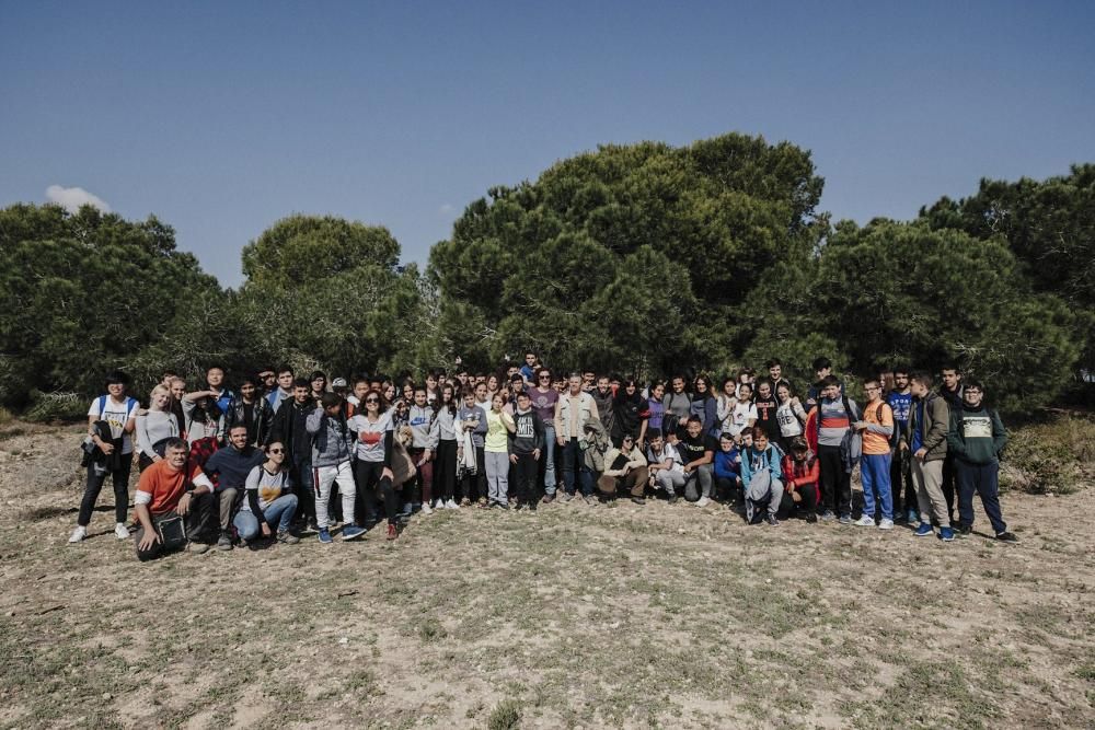 Plantación de especies autóctonas de alumnos del IES Mare Nostrum el día del arbol en el parque natural de las lagunas