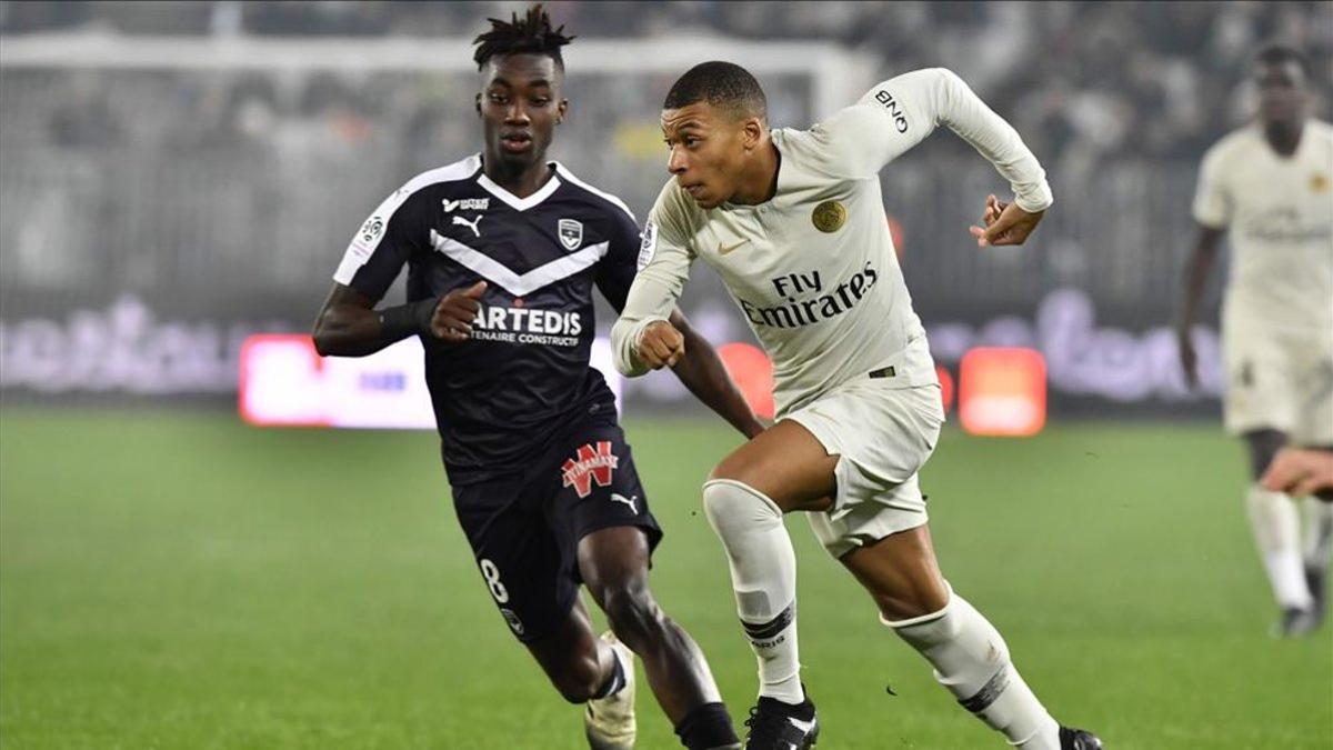 Karamoh y Mbappé disputando un balón