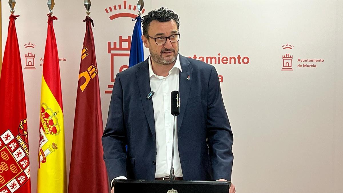 El portavoz socialista Ginés Ruiz presenta la moción que propone un debate sobre el estado del municipio.