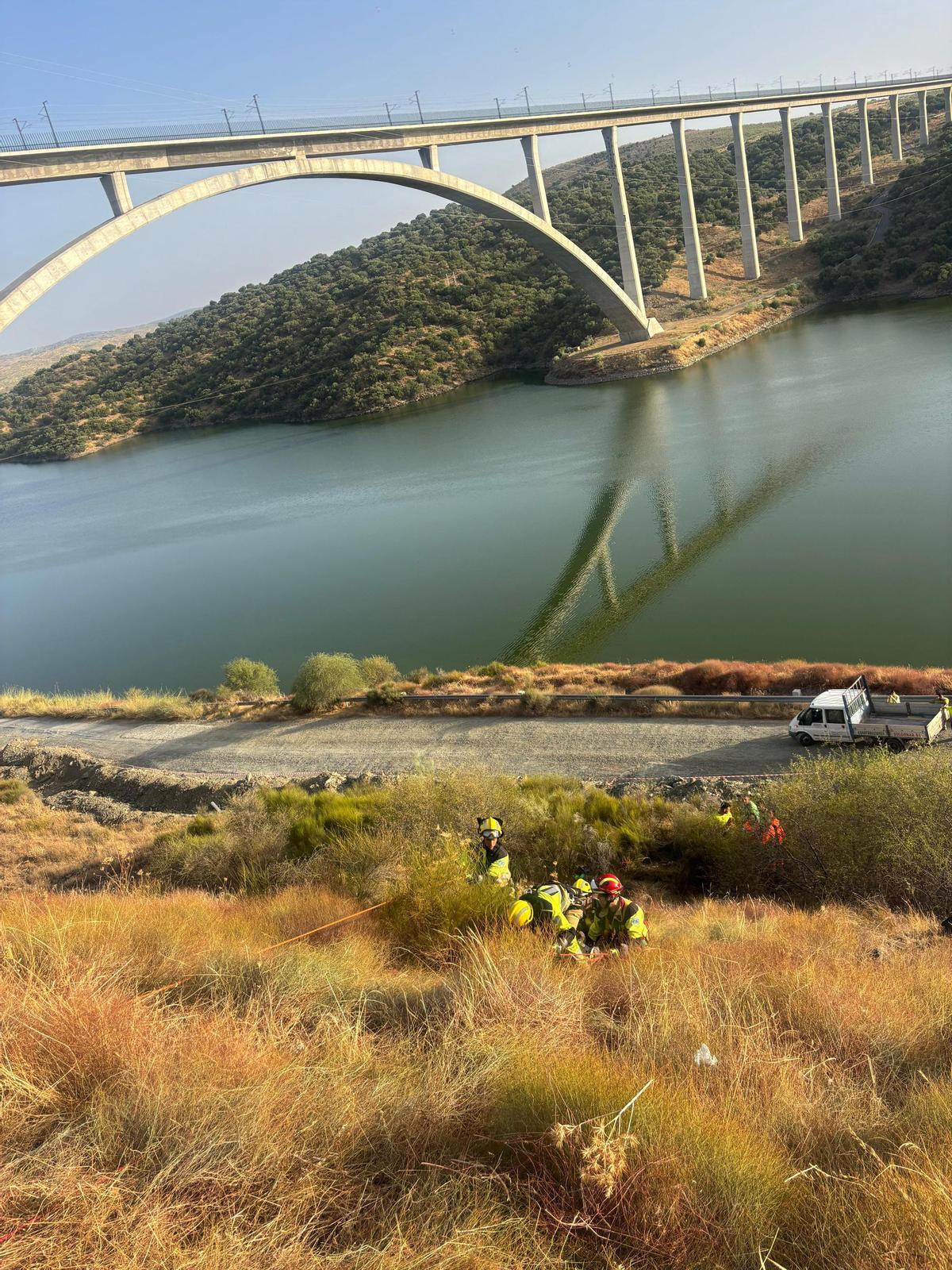 Al fondo, el puente sobre el río Tajo.