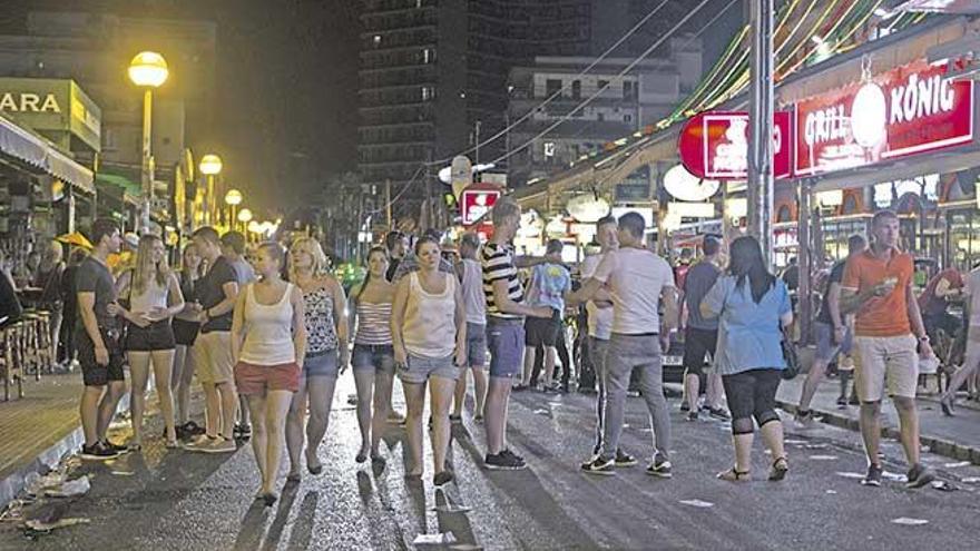 Un grupo de turistas en la calle del Jamón de la Playa de Palma.