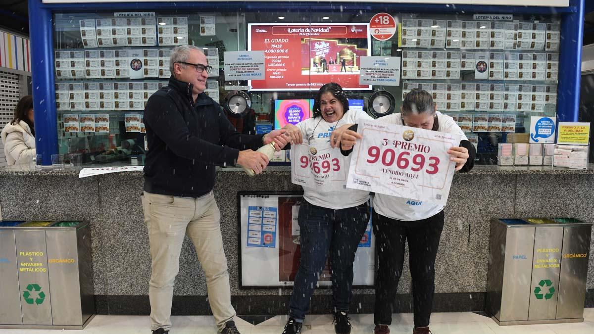 Responsables de la administración de loterías del Centro Comercial Os Rosales celebran el tercer premio vendido allí