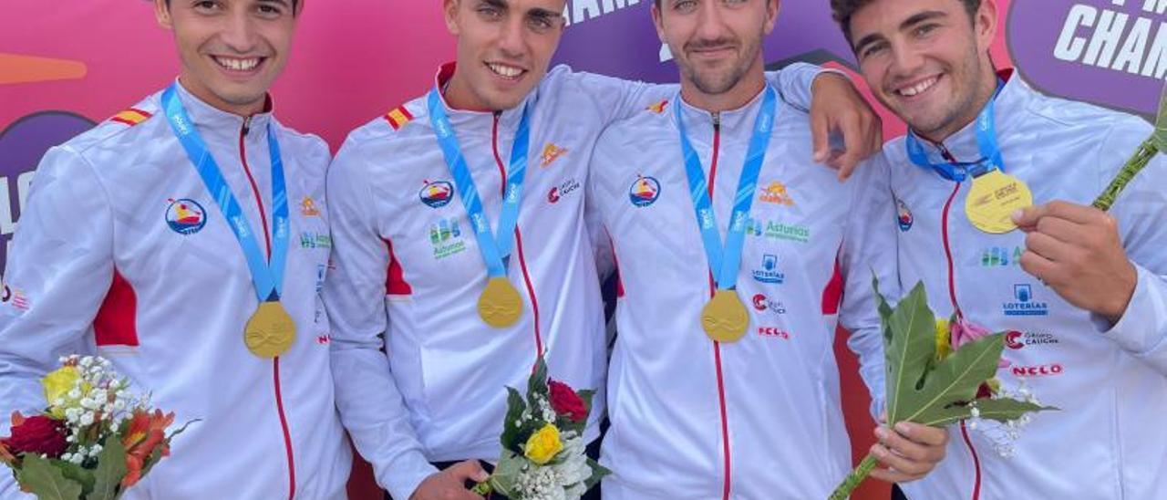 Fontán, Jácome, Barreiro y García tras recibir las medallas de campeones del mundo.