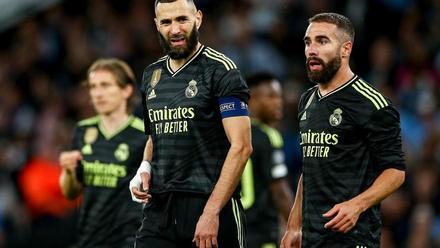 Benzema se lamenta tras encajar uno de la cuatro goles ante el City en el Etihad.