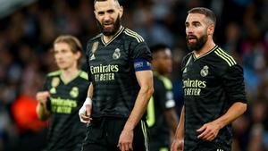 Benzema se lamenta tras encajar uno de la cuatro goles ante el City en el Etihad.