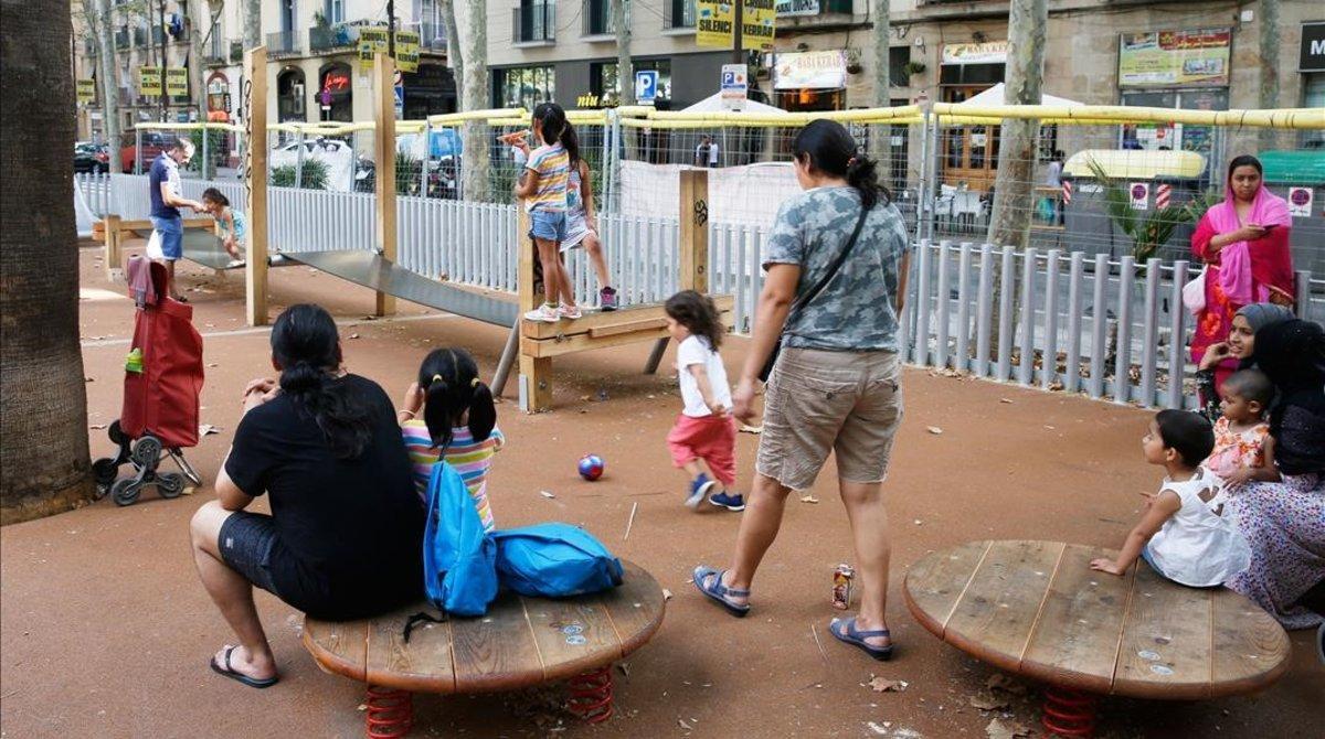 Niños jugando en el nuevo parque infantil de la Rambla del Raval.