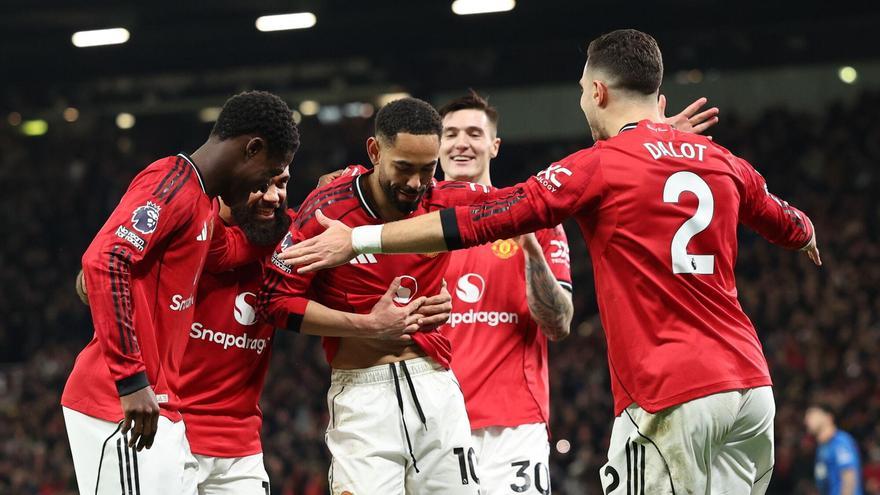 Los jugadores del United celebran el gol de Cunha
