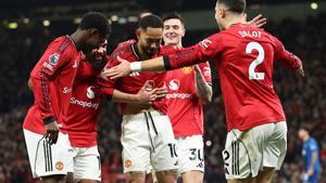 MANCHESTER (United Kingdom), 15/12/2025.- Matheus Cunha of Manchester United (C) celebrates with his teammates after scoring the 4-3 goal during the English Premier League match between Manchester United and AFC Bournemouth, in Manchester, Britain, 15 December 2025. (Reino Unido) EFE/EPA/ADAM VAUGHAN EDITORIAL USE ONLY. No use with unauthorized audio, video, data, fixture lists, club/league logos, live services or NFTs. Online in-match use limited to 120 images, no video emulation. No use in betting, games or single club/league/player publications