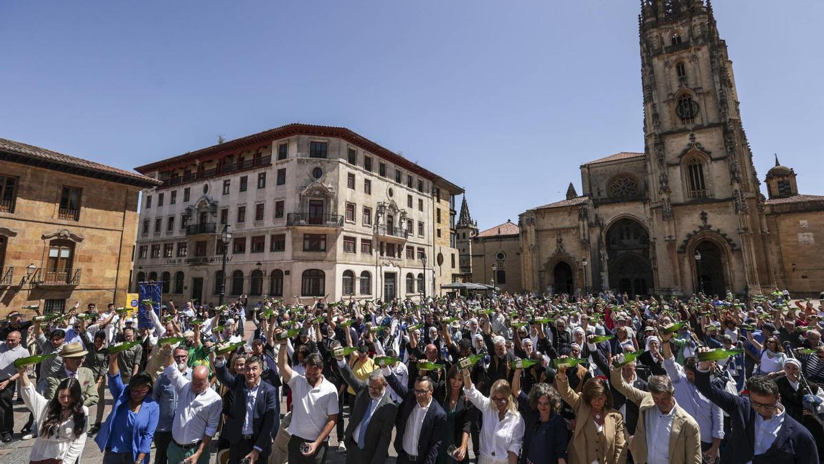 Oviedo celebra el Día Mundial de la Sidra con un escanciado simultáneo en la Plaza de la Catedral