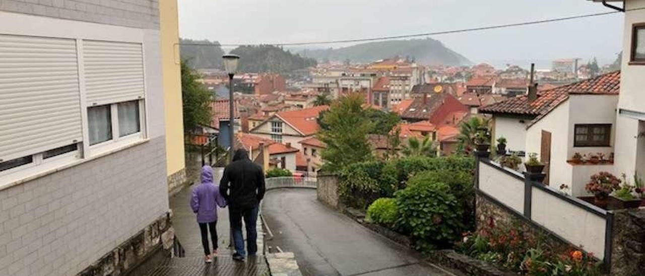 Dos viandantes caminan por una de las calles del barrio de la Cuesta Nueva.