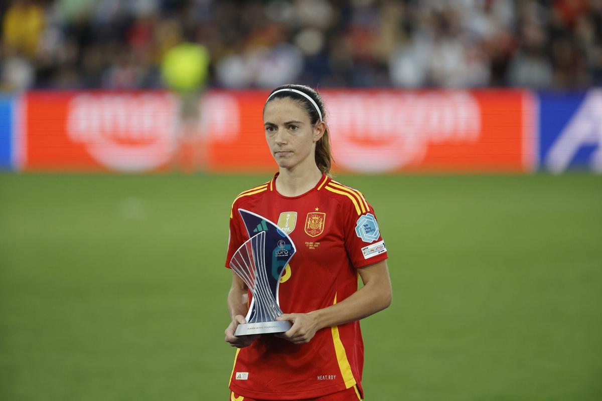 BASILEA (SUIZA), 27/07/2025.- La jugadora de la selección española, Aitana Bonmatí, tras recibir el trofeo como ´mejor jugadora del torneo´, a la finalización del encuentro correspondiente a la final de la Eurocopa Femenina 2025 que han disputado este domingo frente a Inglaterra en el St. Jakob Park de Basilea (Suiza). EFE/ Ana Escobar.