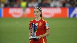 BASILEA (SUIZA), 27/07/2025.- La jugadora de la selección española, Aitana Bonmatí, tras recibir el trofeo como ´mejor jugadora del torneo´, a la finalización del encuentro correspondiente a la final de la Eurocopa Femenina 2025 que han disputado este domingo frente a Inglaterra en el St. Jakob Park de Basilea (Suiza). EFE/ Ana Escobar.