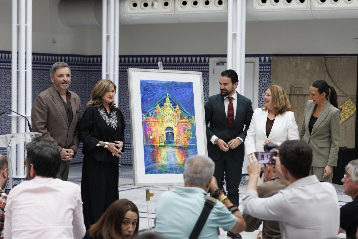 El matrimonio de artistas formado por Manuel Herrera y Francisca Muñoz, los Muher, posan con junto al cartel en presencia de Joaquín  Zapata, Visitación Martínez y Carmen Conesa e