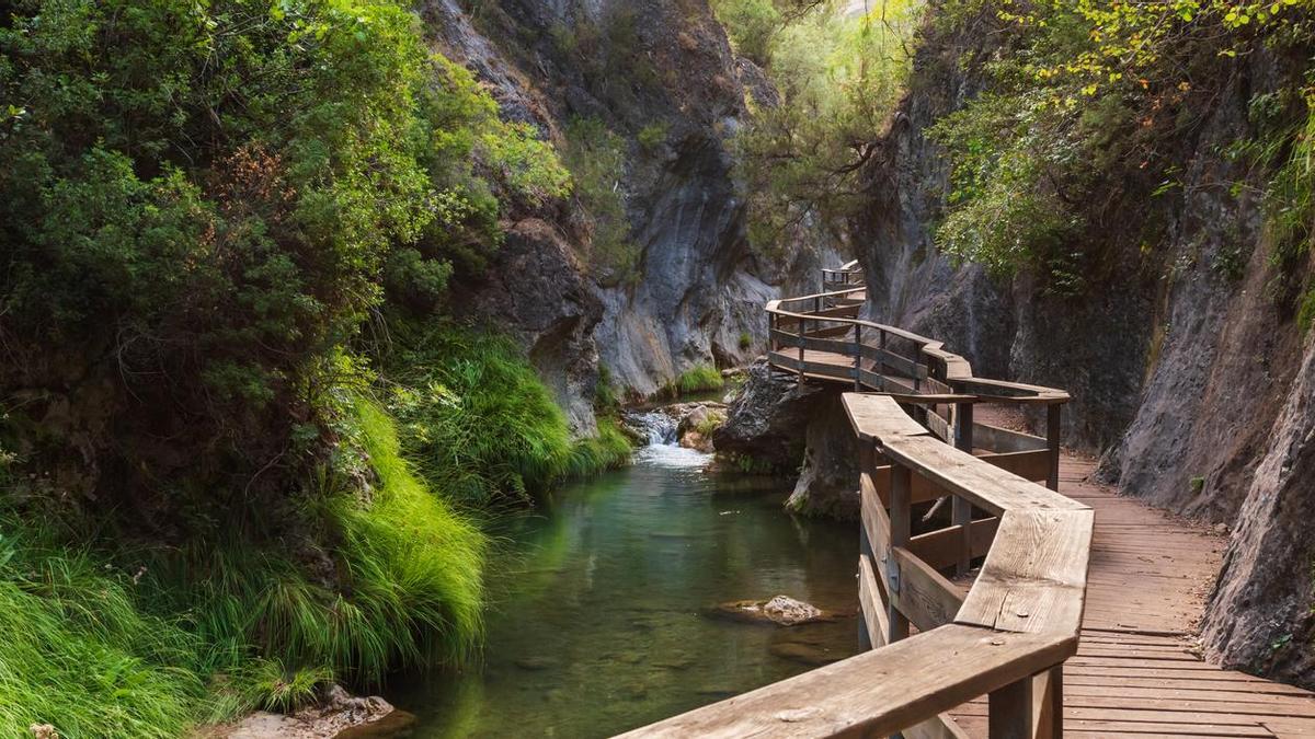 El espacio natural protegido perfecto para visitar en octubre tiene cañones de roca caliza y madroños con frutos rojos maduros
