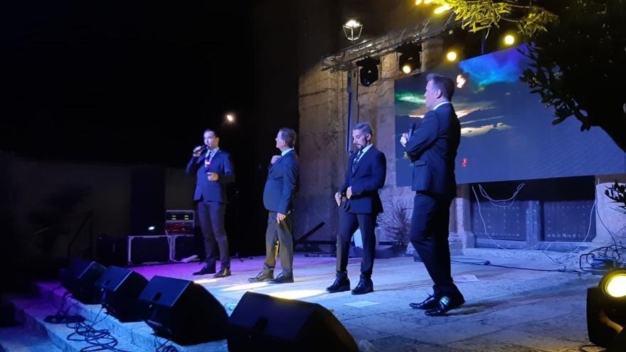 El grupo, durante una de sus actuaciones, con Juan Ramón el segundo por la izquierda. | LEVANTE-EMV