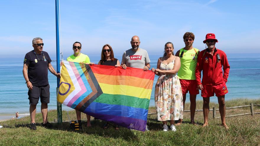 A bandeira do orgullo intersexual inclusivo ondea nas praias de Carballo