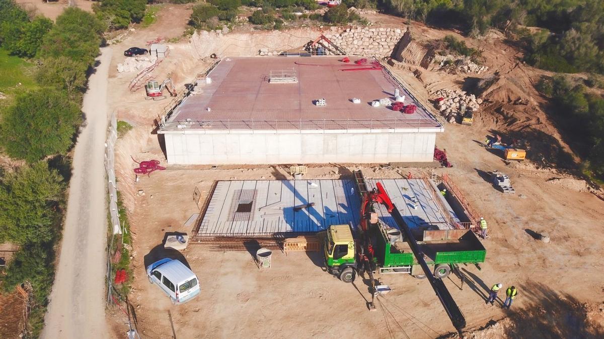 Uno de los depósitos de agua en construcción.