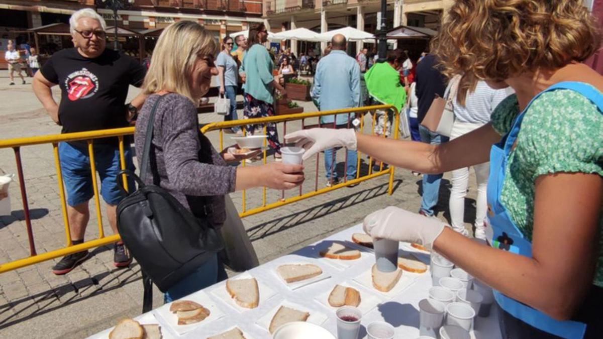 Degustación popular en la Feria de Benavente. / E. P.