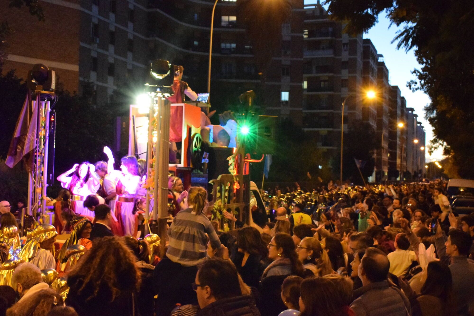 El Heraldo Real recorre las calles del barrio sevillano de Los Remedios recogiendo las cartas de los pequeños el 26 de diciembre de 2024