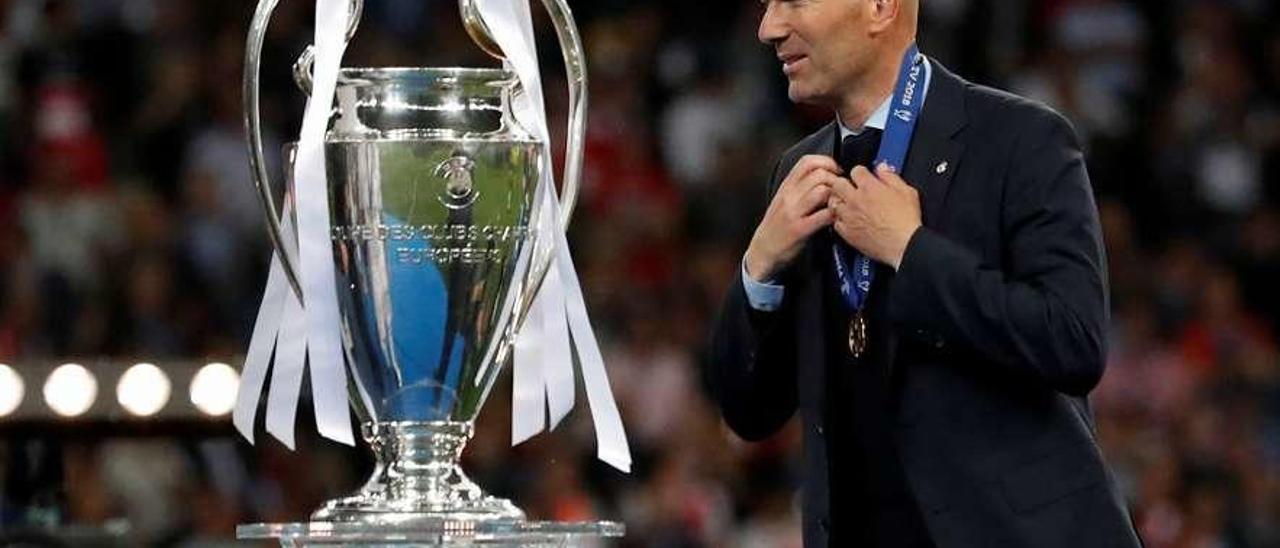 Zidane, junto al trofeo de la Copa de Europa ganado por el Madrid en Kiev.