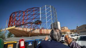 El exalcalde de Sant Esteve de Sesrovires, Enric Carbonell, muestra a un vecino la obra de la nueva biblioteca municipal.