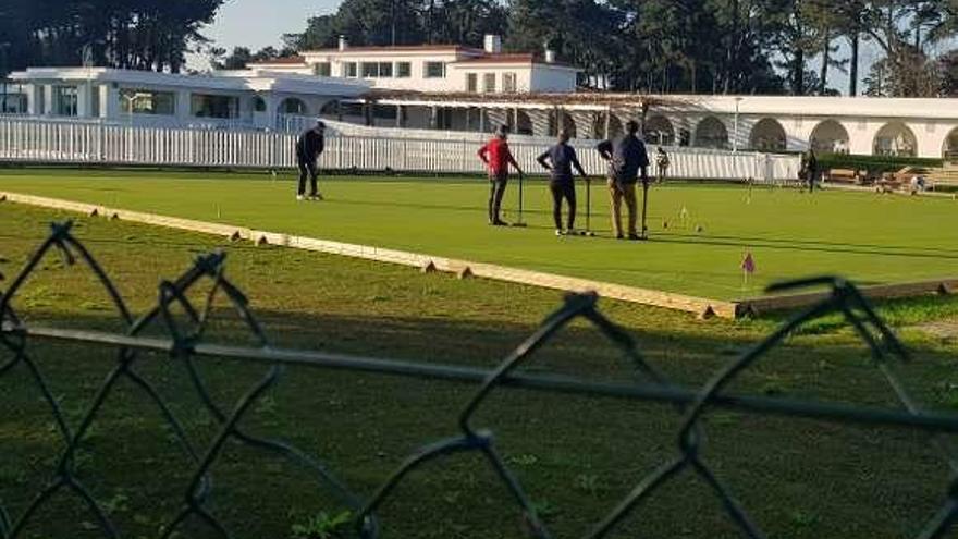 Jugadores de croquet en las instalaciones del Beach Club. // FdV