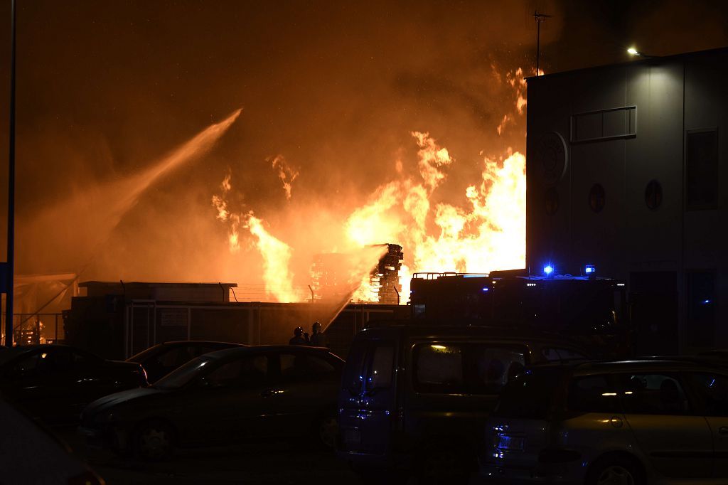 Estas son las imágenes que el aparatoso incendio de Puente Tocinos ha dejado este sábado