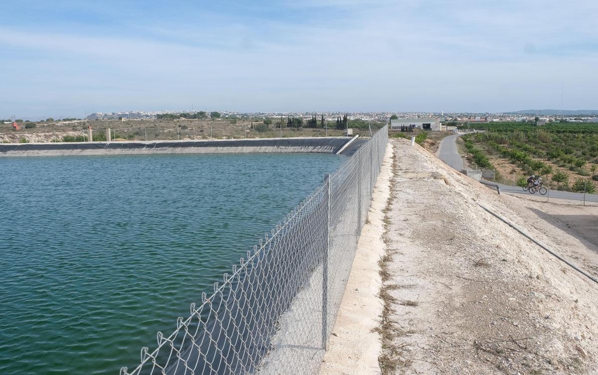 Agua embalsada procedente del trasvase Tajo-Segura en una foto de archivo.