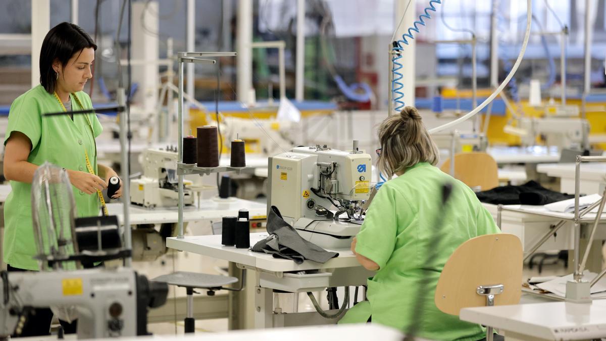 Dos mujeres trabajando en la fábrica de Inditex, en Arteixo.
