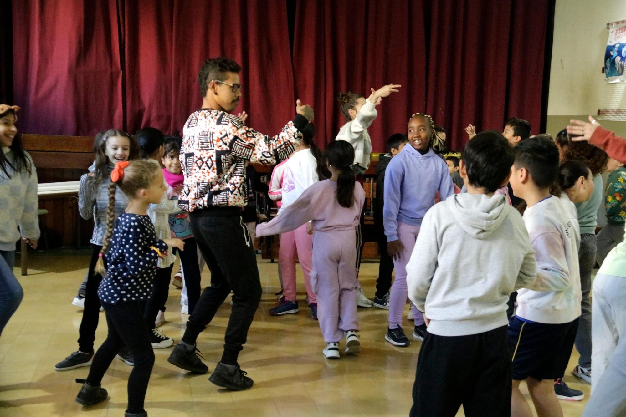 Imatges d'un dels espectacles d'A Tempo a l'escola de Santa Eugènia de Girona