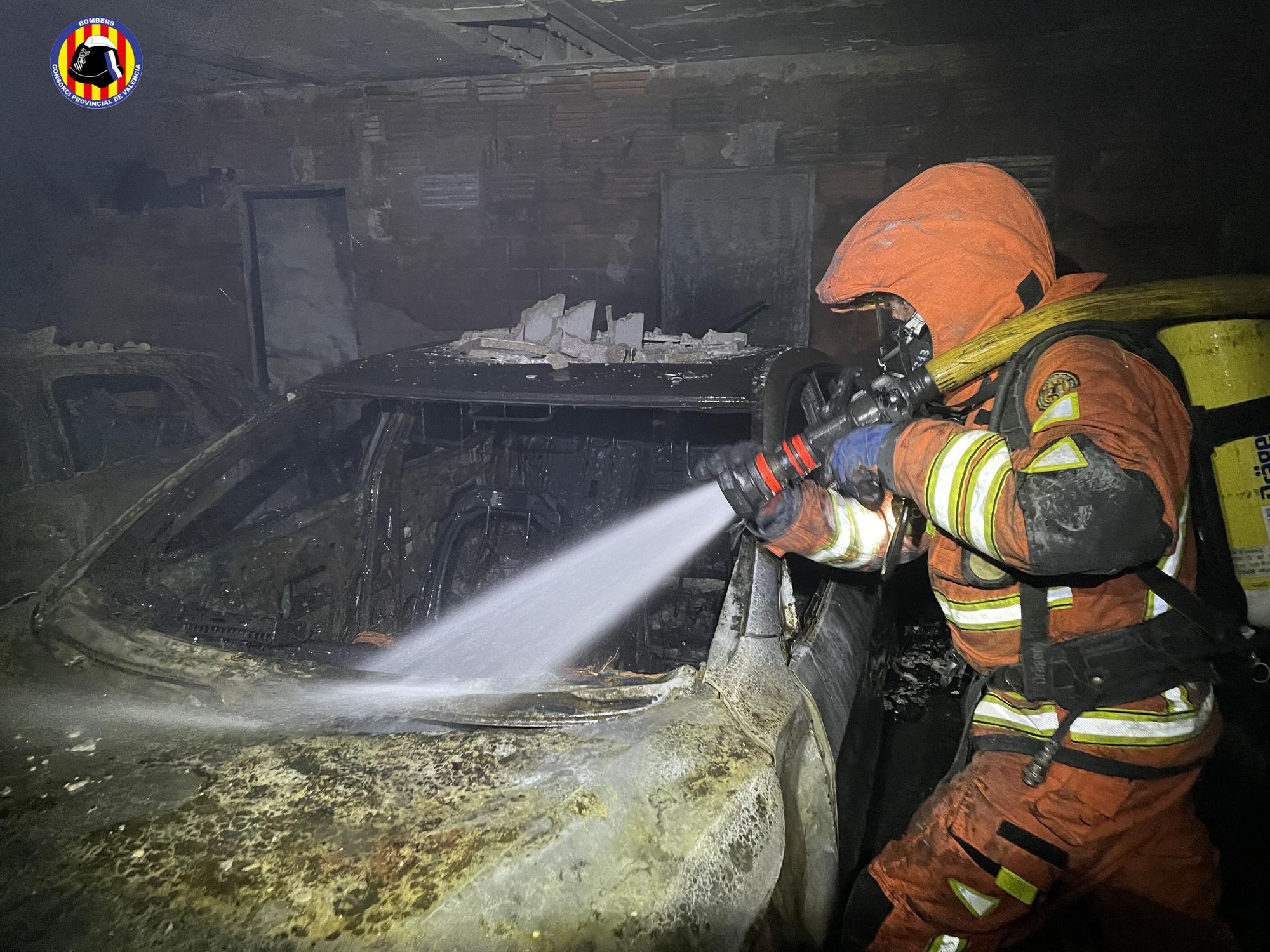 Un incendio en un garaje obliga a evacuar a más de 100 familias en Alaquàs