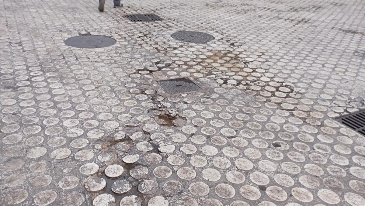 Otro detalle del pavimento de las plazas del Siglo, el Carbón y el Cardenal Spínola.