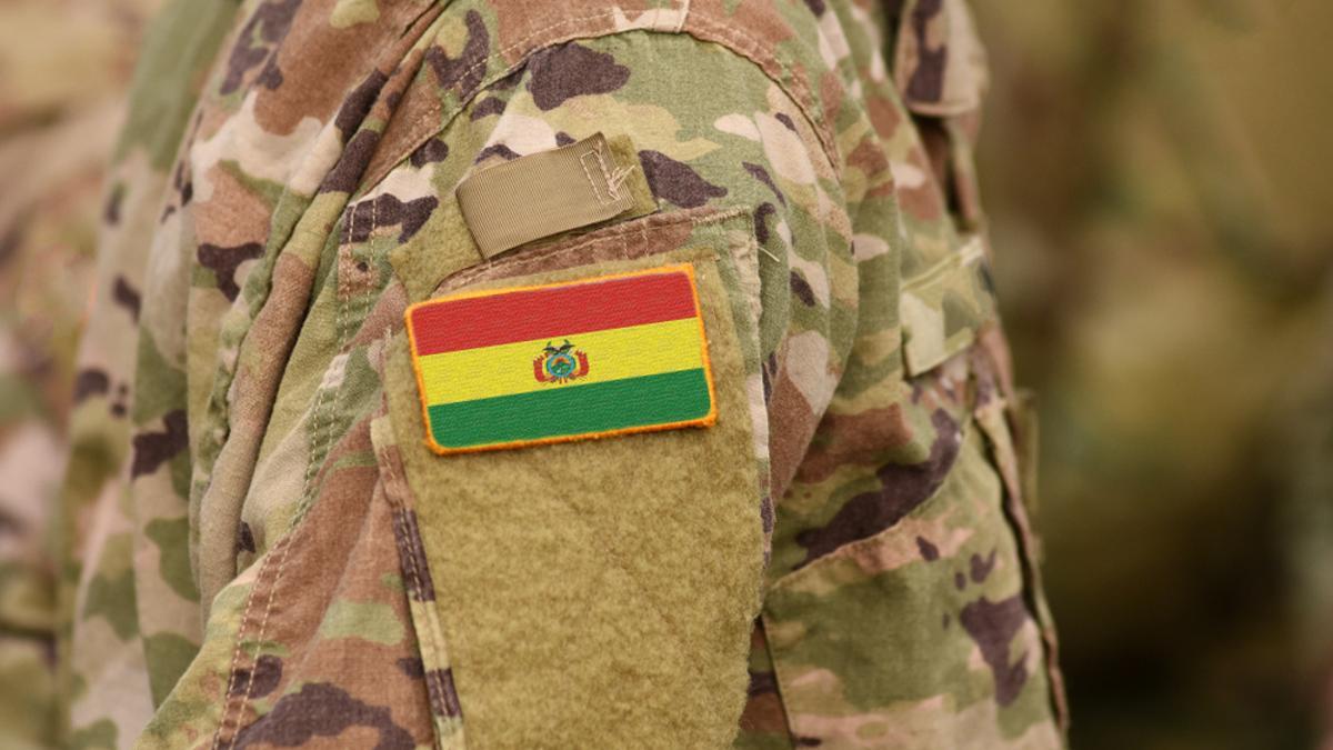 La bandera boliviana en la manga de un militar.