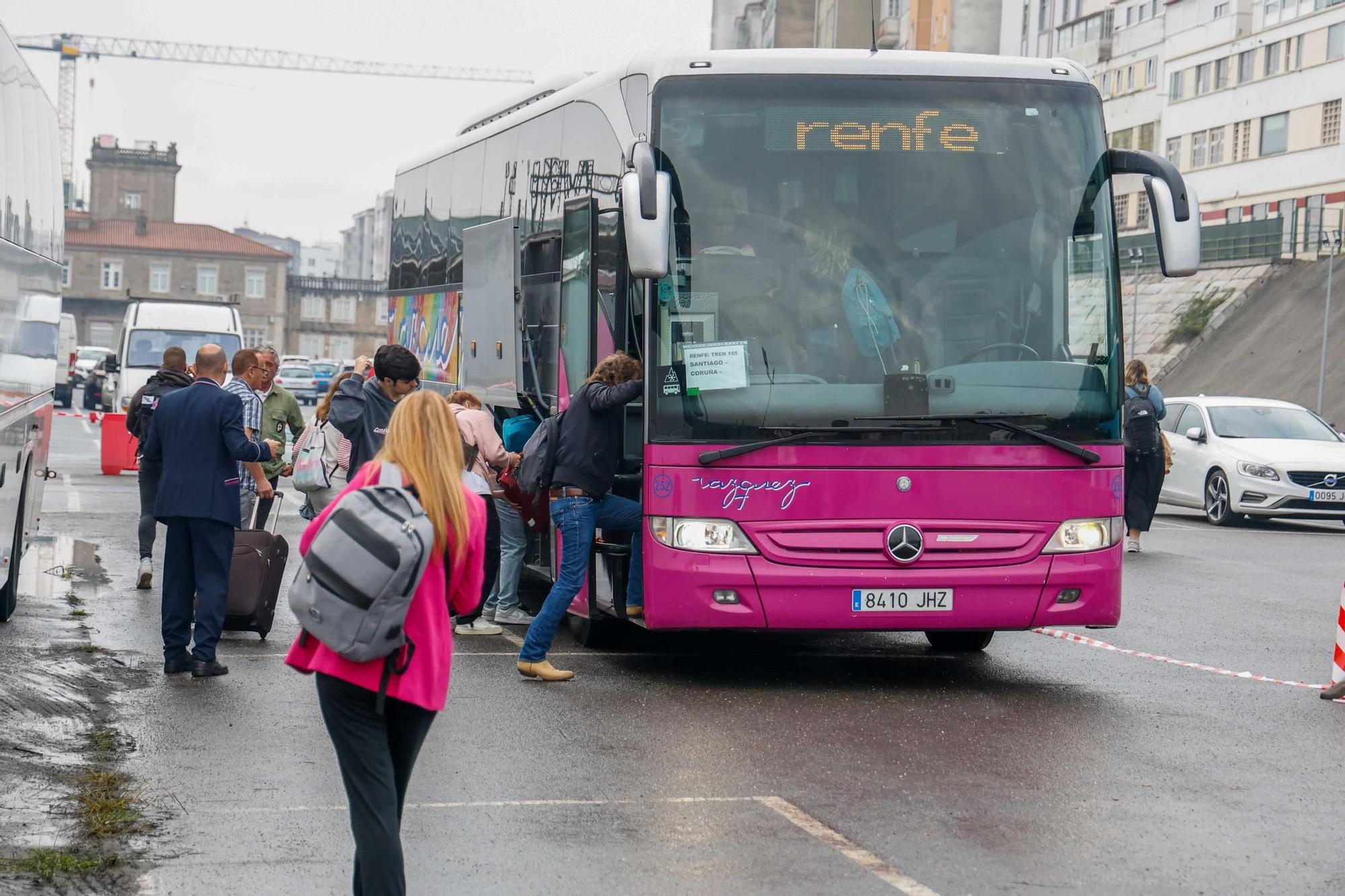 Renfe lo consigue: trasbordo ordenado del tren al bus y sin protestas en Santiago