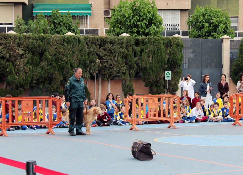 La Guardia Civil realiza una exhibición de medios técnicos y humanos en Capuchinos