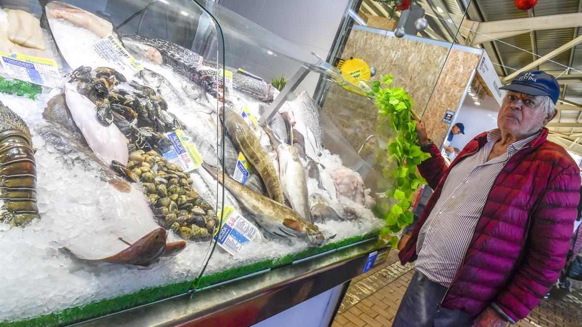 Braulio, vecino de Telde, aprovechó esta mañana para comprar sus productos para la cena navideña.