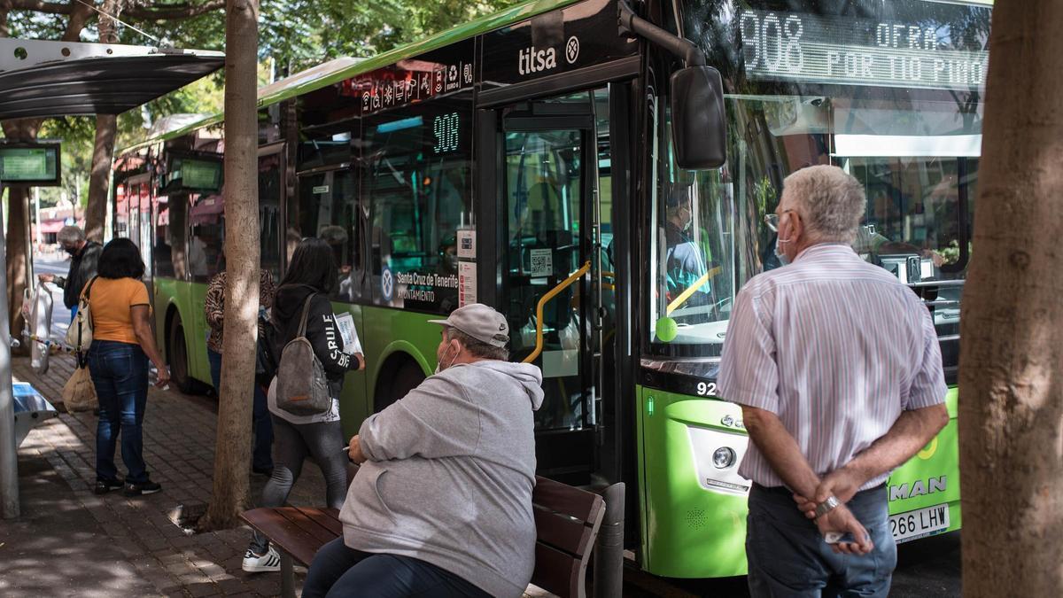 Una guagua de línea 908 con ruta por Tío Pino en la parada de la calle José Hernández Afonso de Santa Cruz.