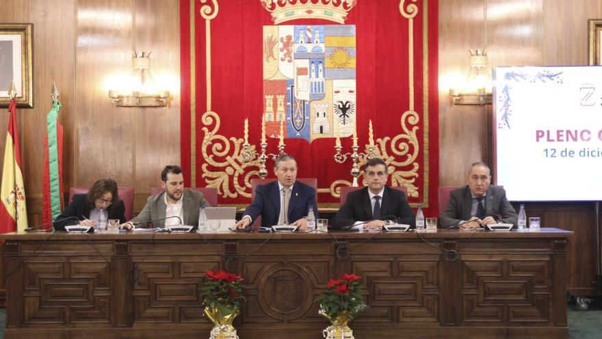 Equipo de gobierno durante la celebración de una sesión plenaria.