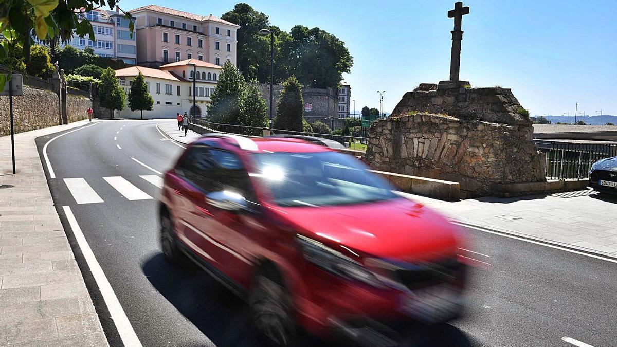 Un coche circula, ayer, por el Paseo de O Parrote. |   // VÍCTOR ECHAVE