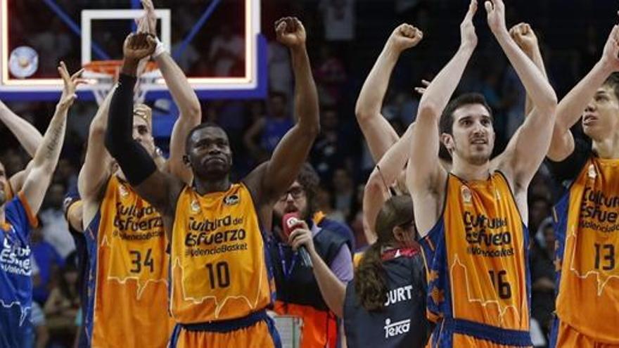 Los jugadores del Valencia celebran su triunfo.