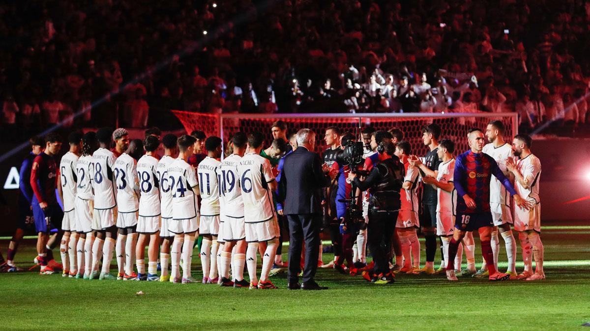 El pasillo del Real Madrid al Barça tras el clásico