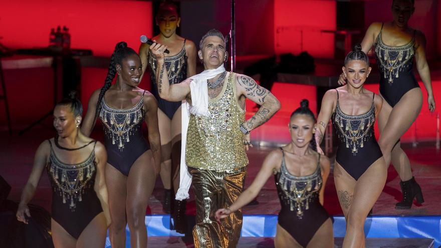 Robbie Williams desnuda su alma entre canciones junto al Mediterráneo