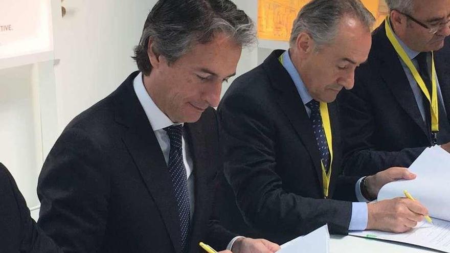 El ministro Íñigo de la Serna firma el convenio con el presidente de la Autoridad Portuaria de Marín. // S.A.