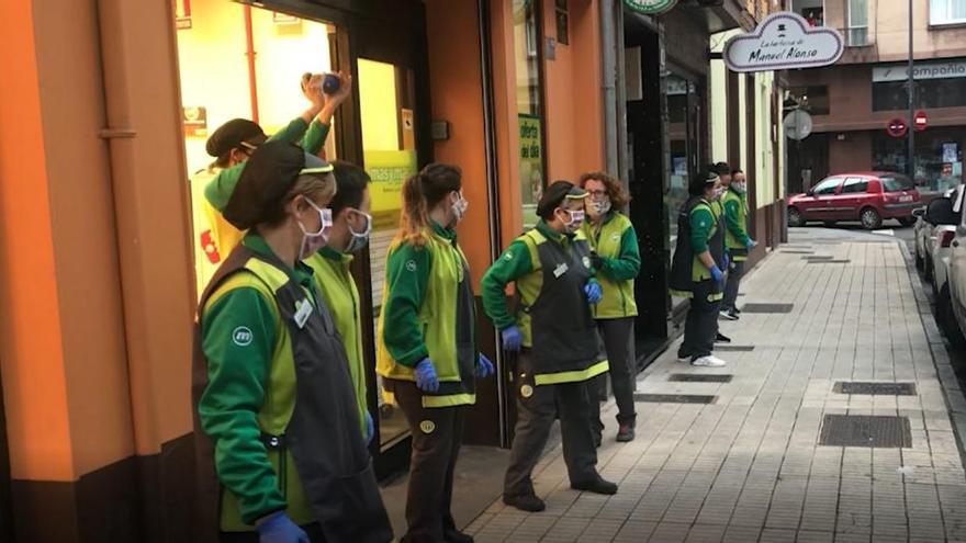 Trabajadores de un supermercado de Gijón animan cada tarde a las 20.00 a los vecinos
